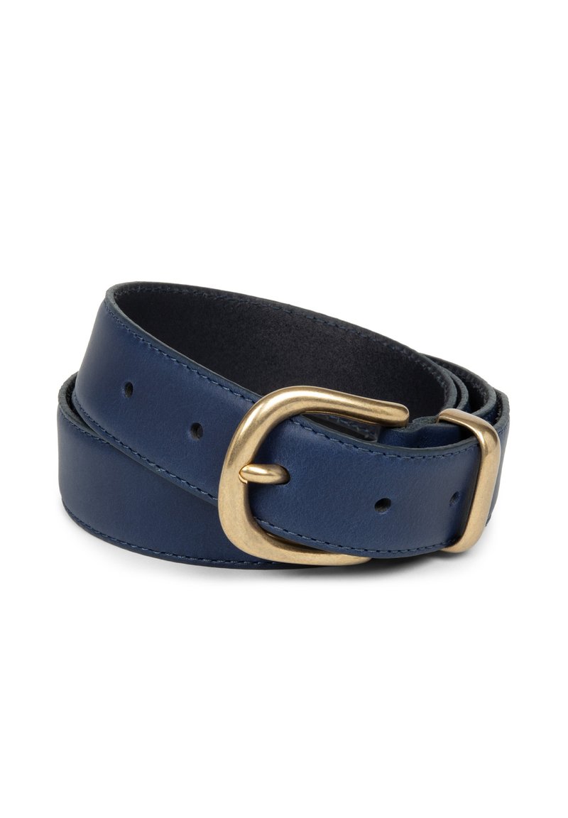 Cintura in pelle di colore blu scuro, arrotolata, con fibbia in metallo color ottone e diversi forellini su sfondo bianco.