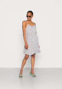 Pieces PCNYA SLIP BUTTON - Vestido camiseiro - apricot/cream