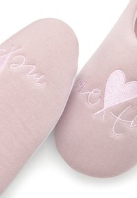 Lichtroze, stoffen slippers met zachte zolen. Voorzien van geborduurde tekst "Hou van jou" en een hartontwerp, wat zorgt voor een gezellige, uitnodigende uitstraling.