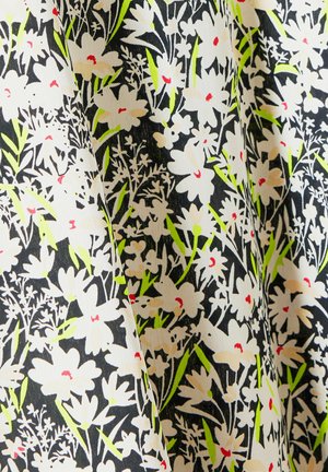 Blomsterstof med et mønster af hvide og cremede blomster med røde accenter på en sort baggrund, fremhævet med grønne blade.