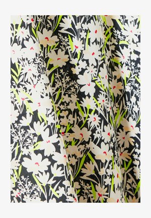 Blomsterstof med et mønster af hvide og cremede blomster med røde accenter på en sort baggrund, fremhævet med grønne blade.