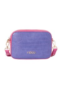 Borsa a tracolla in similpelliccia di coccodrillo viola con dettagli rosa e hardware dorato. Presenta una chiusura con zip e una tracolla regolabile.