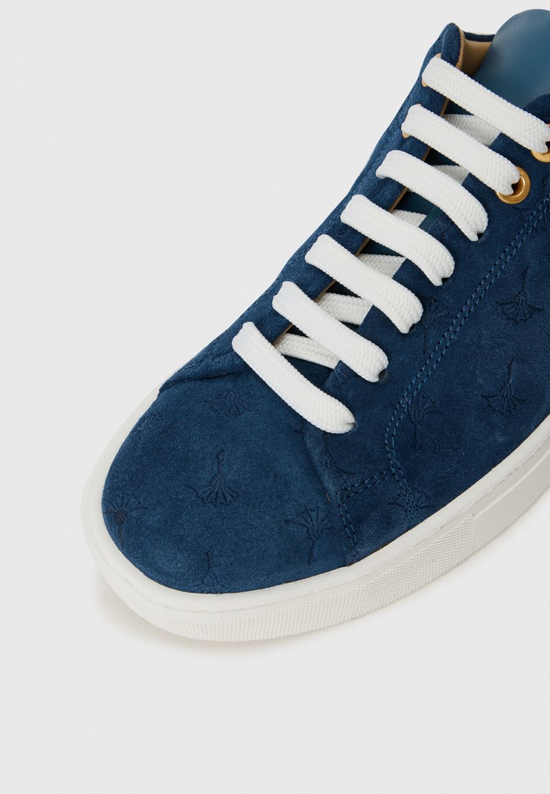 Blaue Wildledersneaker mit weißen Schnürsenkeln, einem strukturierten Design und einer weißen Gummisohle mit dezenten Details im Obermaterial.