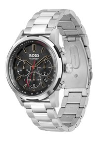 Reloj cronógrafo de acero inoxidable plateado con esfera negra, acentos dorados, detalles rojos, escala taquimétrica y pulsera de eslabones. Alimentado por energía solar.