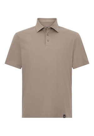Polo de color marrón claro, hecho de una tela suave, con un cuello, tapeta de tres botones y una pequeña etiqueta de logo en el lado izquierdo.