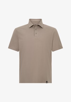 Polo shirt marrone chiaro realizzato in un tessuto liscio, dotato di colletto, apertura con tre bottoni e una piccola etichetta con il logo sul lato sinistro.