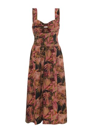 Maxi jurk met brede bandjes, uitsnijdetails en tropisch bladprint in roze, groen en bruin op een zwarte achtergrond. Stof lijkt lichtgewicht te zijn.