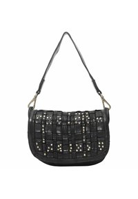 Bolso de mano de cuero negro con un patrón de cuadrícula texturizado, decorado con tachuelas metálicas. Tiene una larga correa para el hombro y una forma curvada.