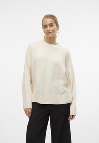 Cremfarbener Oversize-Pullover mit Rippbündchen am Saum und an den Ärmelabschlüssen, aus weichem Strickmaterial gefertigt, mit rundem Ausschnitt und lässiger Passform.