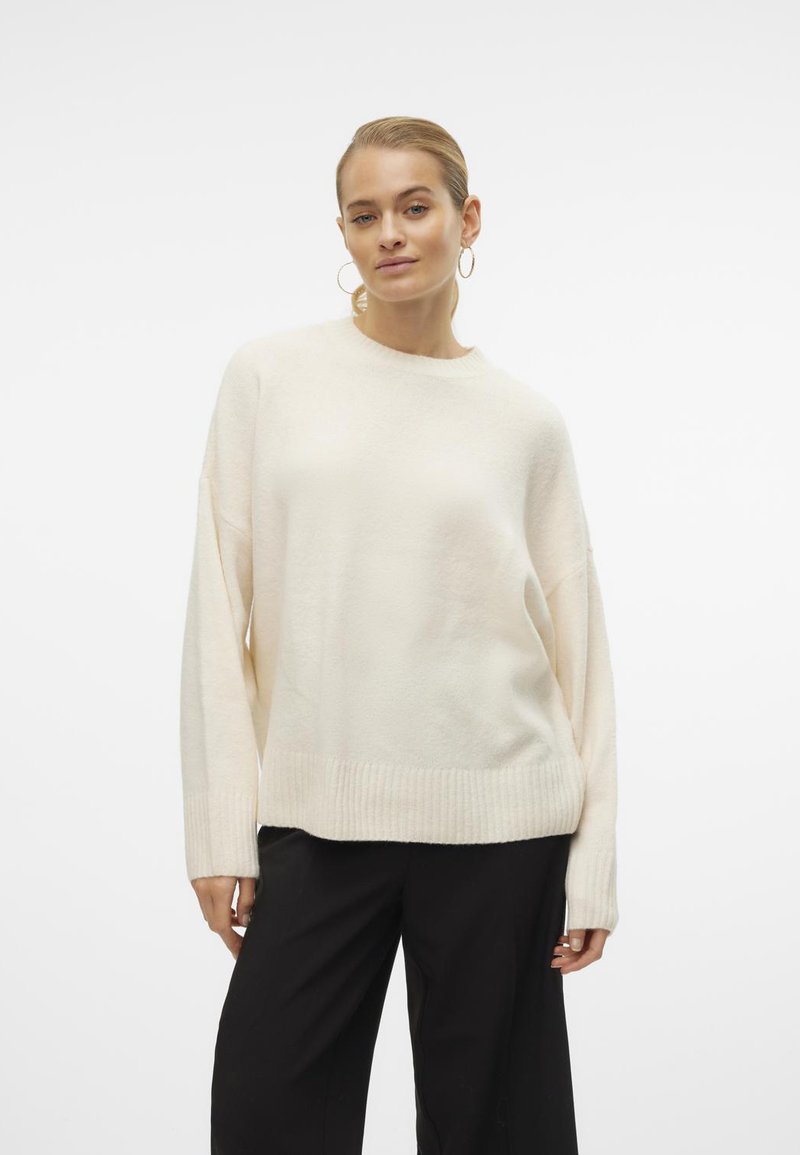 Cremfarbener Oversize-Pullover mit Rippbündchen am Saum und an den Ärmelabschlüssen, aus weichem Strickmaterial gefertigt, mit rundem Ausschnitt und lässiger Passform.