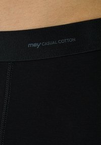 Zwarte katoenen tailleband met "mey CASUAL COTTON" in het grijs gedrukt. Glad textuur en elastisch materiaal, met een eenvoudig ontwerp.