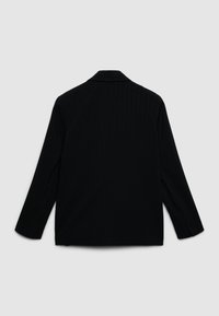 Schwarzer Blazer mit Reverskragen, der ein strukturiertes Muster aus vertikalen Linien aufweist. Lange Ärmel und Knopfmanschetten sind vorhanden.