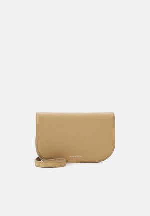Beige Leder-Clutch mit abgerundeten Kanten und Handschlaufe, kleines weißes "Marc O'Polo"-Logo mittig auf der Vorderseite.