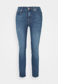 Dunkelblaue Denim-Jeans mit Slim-Fit, fünf Taschen und subtilen Ausbleichungen. Verfügt über einen Messingknopf und metallene Nieten zur Verstärkung.