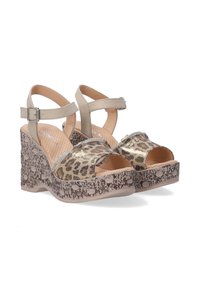 Leopardenmuster Wedgesandalen mit beigen Riemen, strukturiertem Wedge-Sole und dekorativen metallischen Akzenten. Offene Zehenform, durchlüftete Innensohle.