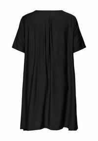 Melna īsrokastu vaļīga kleita ar krokas detaļu augšējā muguras daļā, attēlota no aizmugures uz baltā fona.