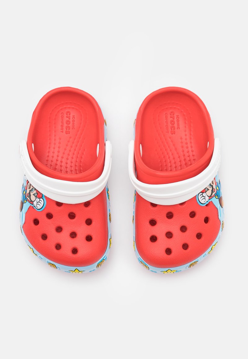 Crocs NINTENDO SUPER MARIO LIGHTS - Pool slides - flame/red 