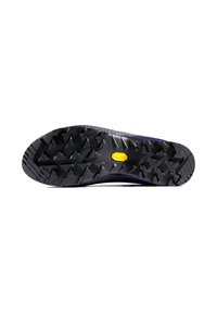 Suola di scarpa da ginnastica in gomma nera con motivo di battistrada multidirezionale e un prominente logo giallo. Superficie liscia con grip testurizzati.