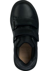 Scarpa nera in pelle con due cinturini adesivi. Presenta una punta arrotondata, colletto imbottito, fodera in rete e marchio in rilievo sulla soletta.