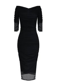 Czarna sukienka odsłaniająca ramiona z marszczonym materiałem i przezroczystymi, koronkowymi, długimi rękawami; dopasowana sylwetka z zwężanym dołem nadająca elegancki wygląd.