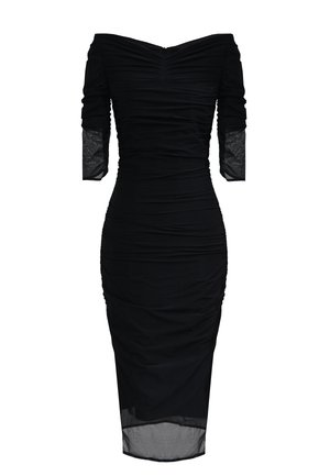 Czarna sukienka odsłaniająca ramiona z marszczonym materiałem i przezroczystymi, koronkowymi, długimi rękawami; dopasowana sylwetka z zwężanym dołem nadająca elegancki wygląd.