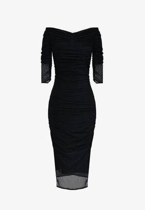 Czarna sukienka odsłaniająca ramiona z marszczonym materiałem i przezroczystymi, koronkowymi, długimi rękawami; dopasowana sylwetka z zwężanym dołem nadająca elegancki wygląd.
