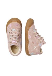 Růžové semišové boty pro batolata s pestrobarevnými vzory ptáků, gumové podrážky a béžové tkaničky, zobrazené z horního a bočního pohledu.