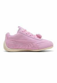 Baskets basses en daim rose avec bout arrondi, lacets à l'avant, semelle en caoutchouc et détail pompon sur le dessus, vues de profil gauche.