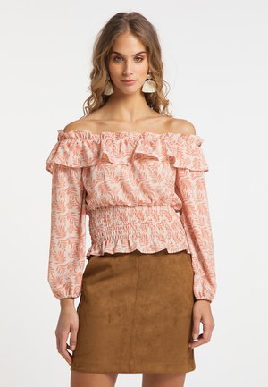 Top roz cu umeri descoperiți, cu decolteu cu volant, model cu frunze, talie elastică și mâneci lungi, combinat cu o fustă mini din suede maro.