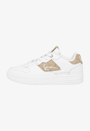 Baltas sneakers ar teksturētu bēša akcentu, perforētu pirkstu daļu, apaļajām šņorēm un izteiksmīgu logotipu uz sāniem. Izlīdzināta gumijas zole.
