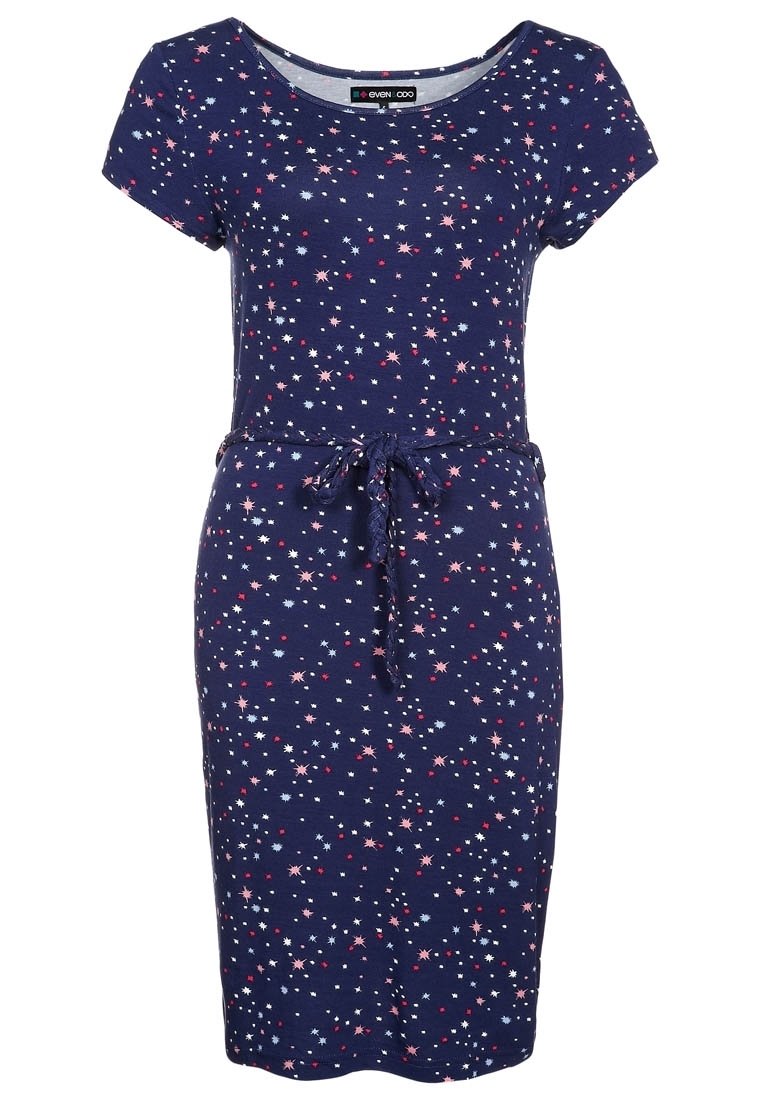 Granatowa sukienka z krótkimi rękawami, dopasowany kształt, wzór gwiazd w czerwonym, białym i jasnoniebieskim kolorze. Sznurek w talii umożliwiający regulację dopasowania.