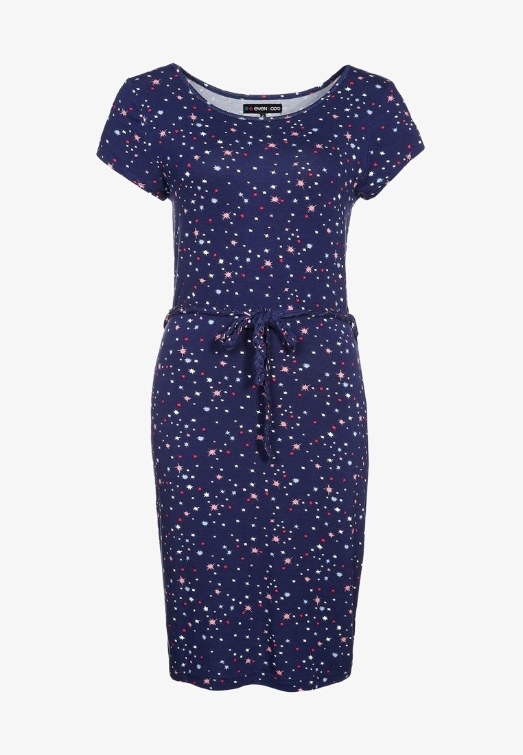 Granatowa sukienka z krótkimi rękawami, dopasowany kształt, wzór gwiazd w czerwonym, białym i jasnoniebieskim kolorze. Sznurek w talii umożliwiający regulację dopasowania.