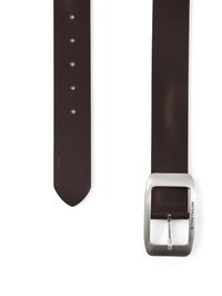 Ceinture en cuir marron avec une boucle rectangulaire en métal argenté. Dispose de cinq trous de réglage et d'une texture lisse. Logo visible sur la boucle.