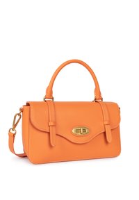 Oranje leren handtas met een gestructureerde vorm, voorzien van een bovenhandgreep, een afneembare schouderriem en een gouden sluiting. Decoratieve stiksels.