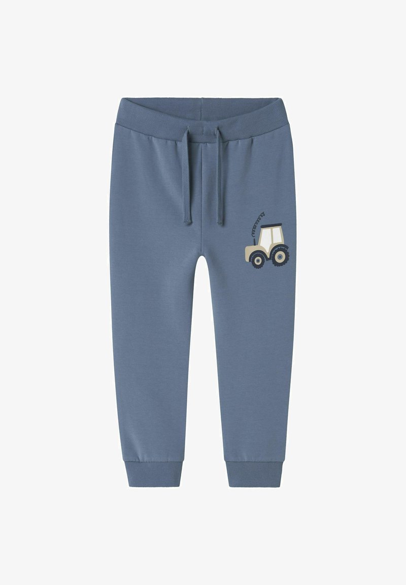 Zili sporta bikses, kas izgatavotas no mīksta materiāla, ar saistāmu jostasvietu un ribotām piedurknēm, ar traktora grafiku kreisajā augšstilbā.