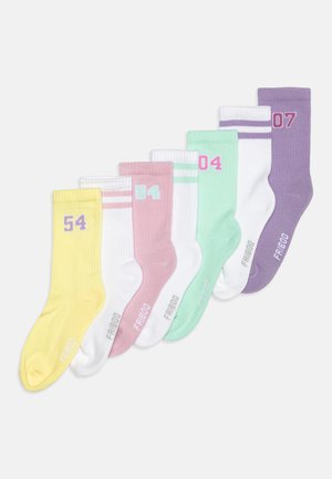 Bunte Knöchelsocken in Gelb, Weiß, Pink, Mintgrün und Lila mit kontrastierenden Streifen und Zahlen, die auf den Bündchen gedruckt sind.
