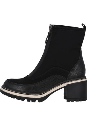 Bottine noire à la cheville avec talon épais, fermeture éclair avant, semelle intercalaire en cuir texturé et semelle extérieure épaisse à crampons, conçue pour un usage décontracté ou en extérieur.