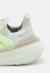 adidas Performance ULTRABOOST LIGHT - Hardloopschoenen voor op de weg - crystal jade/zero metallic/green spark