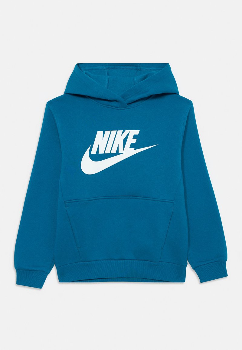 Teal Nike kapuce ar lielu baltu logo, priekšējo kabatu un ribotu piedurkņu un apakšmalu. Izgatavota no mīksta, siltīga auduma komfortam.