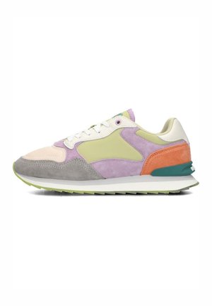 Zapatillas multicolores que combinan cuero, ante y malla; en tonos púrpura pastel, verde, naranja y gris. Suela ligera con textura.