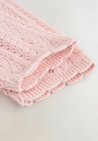 Sciarpa lavorata a maglia rosa chiaro con un motivo traforato e bordi a costine, dotata di una finitura morbida e testurizzata. I strati sono leggermente piegati.