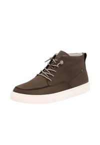 Scarpa alta in pelle marrone con suola in gomma bianca, design con lacci, superficie liscia e un piccolo accento nero sul tallone.