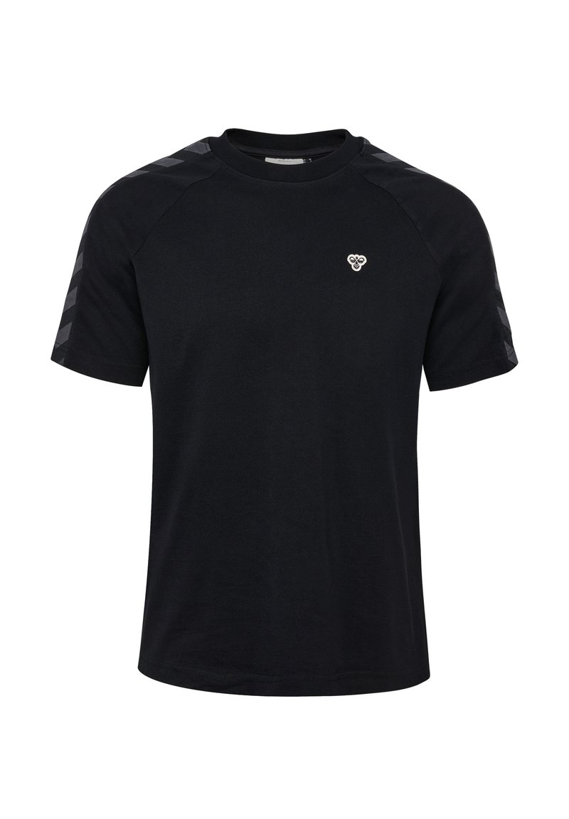 Camiseta negra de manga corta, con patrones de chevrón tonal en los hombros y un pequeño logo en el pecho. Fabricada en tejido suave.