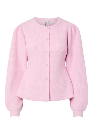 Ροζ ριμπ πουλόβερ με μακριά φουσκωτά μανίκια, στρογγυλή λαιμόκοψη και κλείσιμο με κουμπιά στο μπροστινό μέρος· κατασκευασμένο από απαλό υλικό με υφή.