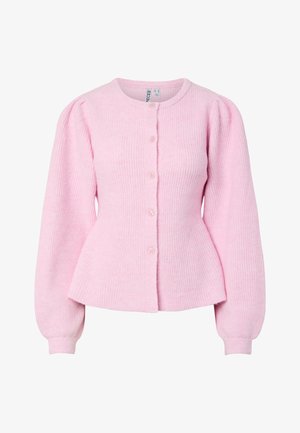 Ružový žebrovaný kardigán s dlhými nafúknutými rukávmi, zaobleným výstrihom a zapínaním na gombíky vpredu; vyrobený z mäkkého textúrovaného materiálu.