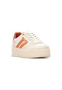Zapatillas de plataforma blancas con rayas naranjas, que presentan una mezcla de materiales de cuero y ante, puntera redonda y diseño de cordones.