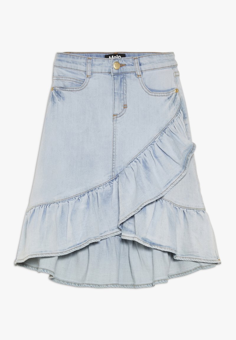 Jupe en jean bleu clair avec un design portefeuille à volants asymétriques, fermeture à boutons et zip à l'avant, et poches avant.