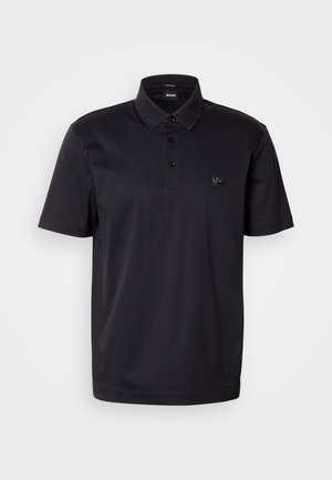 Tricou polo negru dintr-un material neted, având guler clasic, nasturi pe trei poziții și un logo mic pe piept. Mâneci scurte.