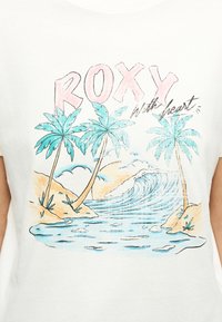 Λευκό πουκάμισο με παστέλ φοίνικες, κύματα, αμμουδιές και κείμενο «ROXY with heart» με ροζ και μαύρη γραφή.