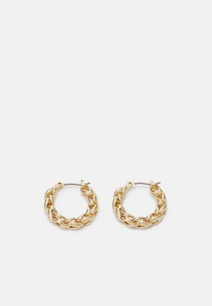 Paire de petites boucles d'oreilles créoles en ton or avec un design de maillon de chaîne torsadé et des attaches à tige sur fond blanc.